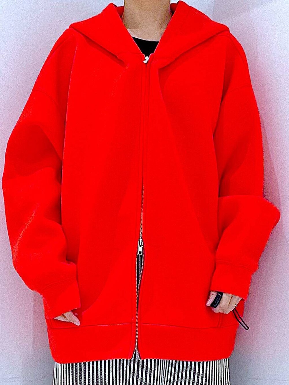 ブラック系のブーツ、ベージュ系のスカート、ホワイト系のハンドバッグを着用したレディースの秋コーディネートの7枚目の写真