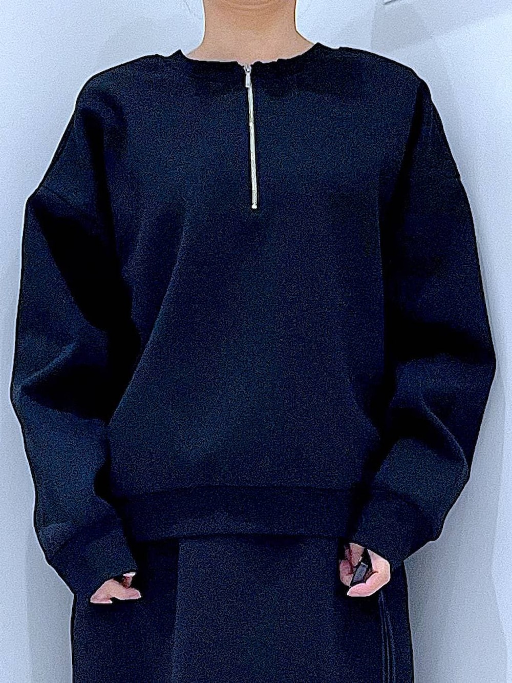 ブラック系のボストンバッグ、ブラック系のスウェット、ブラック系のスカートを着用したレディースの春コーディネートの7枚目の写真