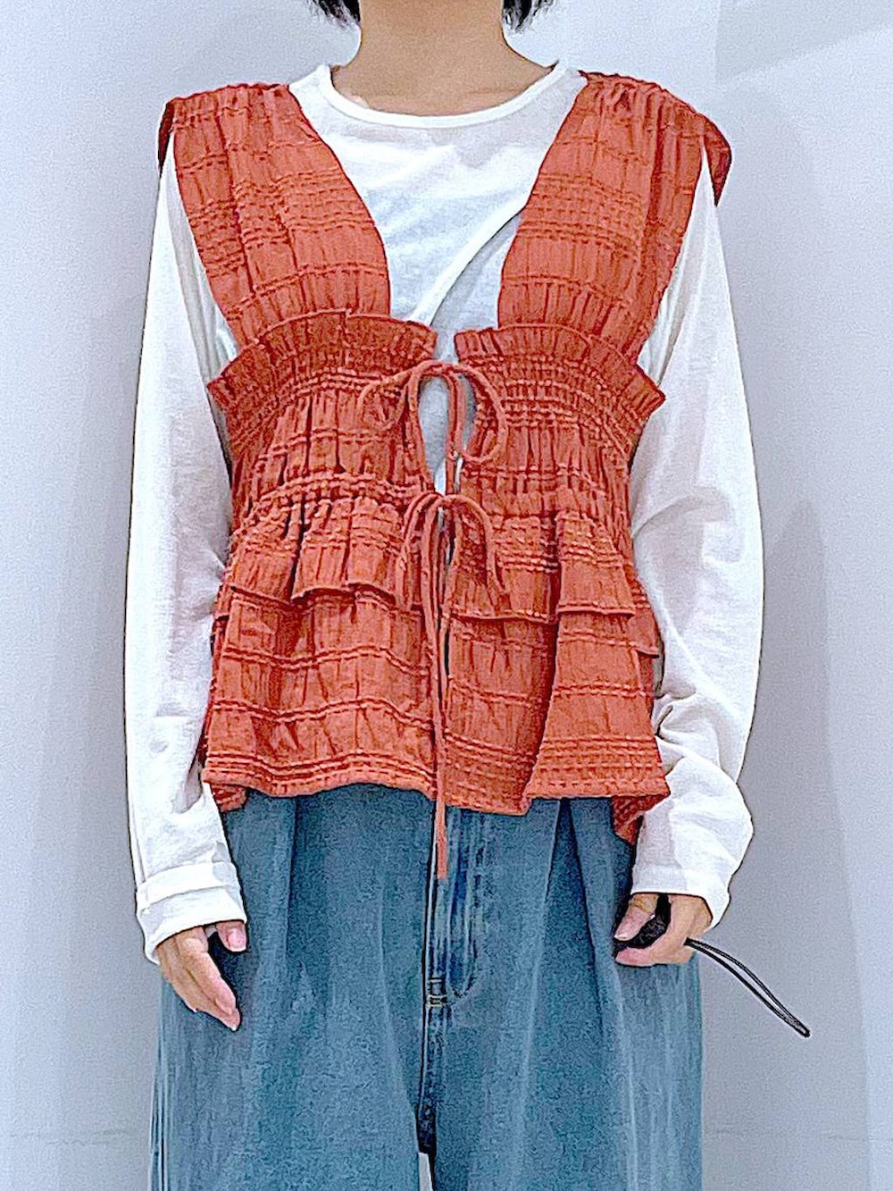 ホワイト系のTシャツ/カットソー、ブラック系のローファー、ブラウン系のトートバッグを着用したレディースの秋コーディネートの7枚目の写真