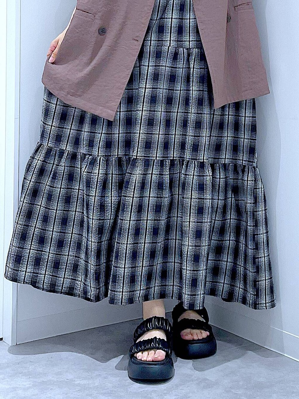 ブラック系のサンダル、シルバー系のショルダーバッグ、ブラウン系のテーラードジャケットを着用したレディースの夏コーディネートの8枚目の写真