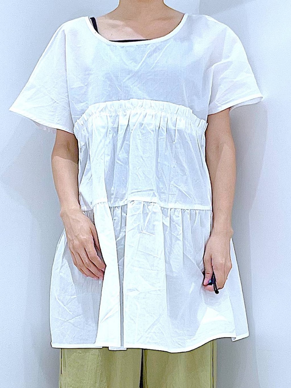 「リラックス、若見え、ゆったり、休日コーデ、骨格ウェーブ、LAKOLE、カジュアルコーデ、夏コーデ、シンプルコーデ、サンダル、体型カバー、巾着バッグ、楽ちんコーデ」｜「LAKOLEのスパンコールコンビ巾着バッグ / 290108（ショルダーバッグ、ブラック系）」を使った、あおき@LAKOLE海老名さん（レディース・156cm）の夏コーディネートの7枚目の写真