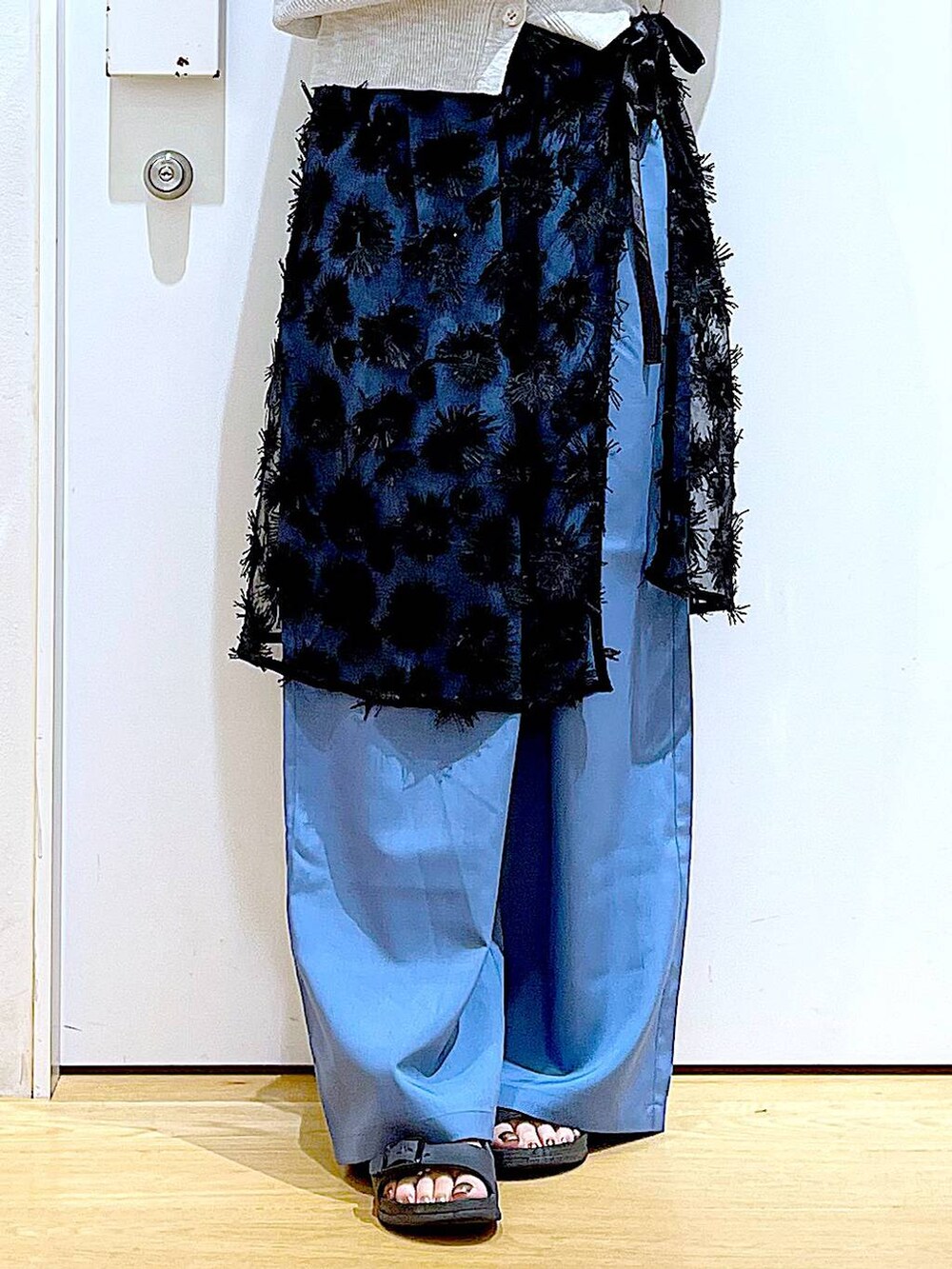 ブラック系のショルダーバッグ、グレー系のカーディガン/ボレロ、ブルー系のその他パンツを着用したレディースの夏コーディネートの8枚目の写真