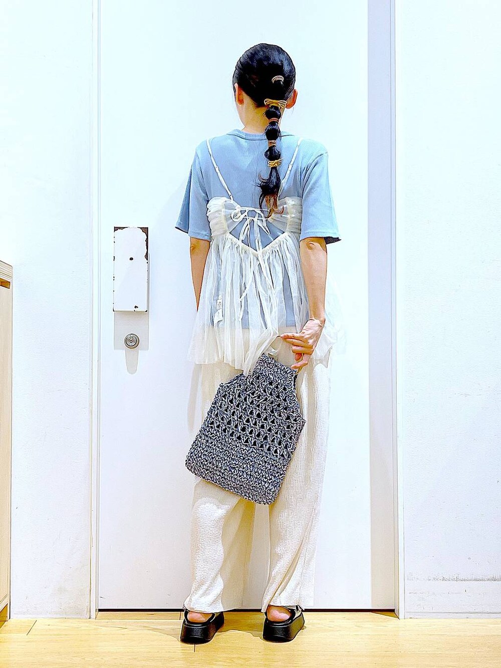 ホワイト系のキャミソール、シルバー系のサンダル、ブルー系のハンドバッグを着用したレディースの夏コーディネートの5枚目の写真