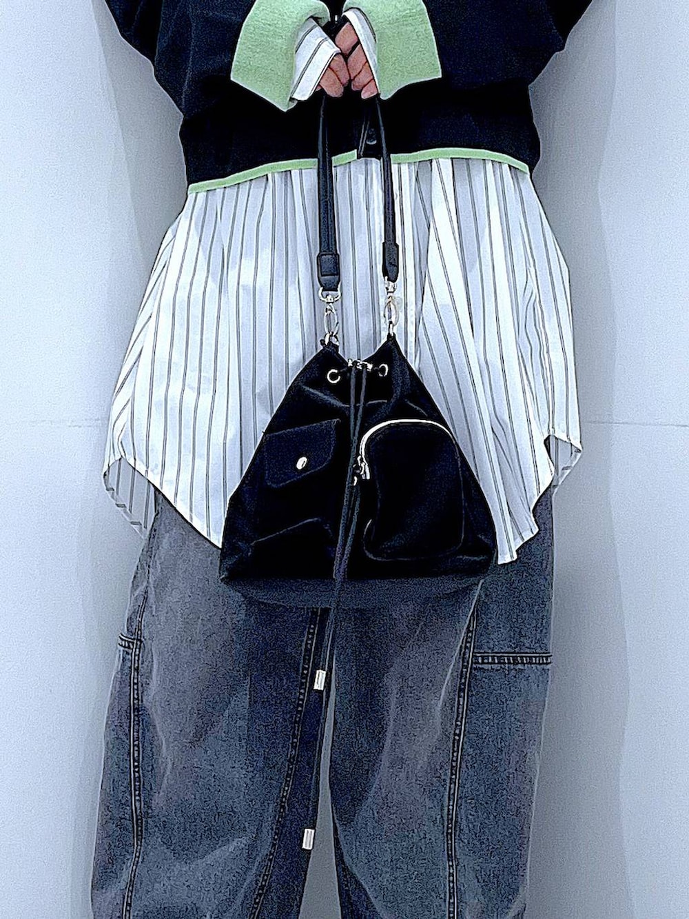 ブラック系のショルダーバッグ、ブラック系のデニムパンツ、ホワイト系のシャツ/ブラウスを着用したレディースの春コーディネートの9枚目の写真