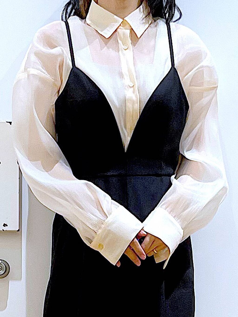 その他のショルダーバッグ、その他のパンプス、ホワイト系のシャツ/ブラウスを着用したレディースの春コーディネートの7枚目の写真