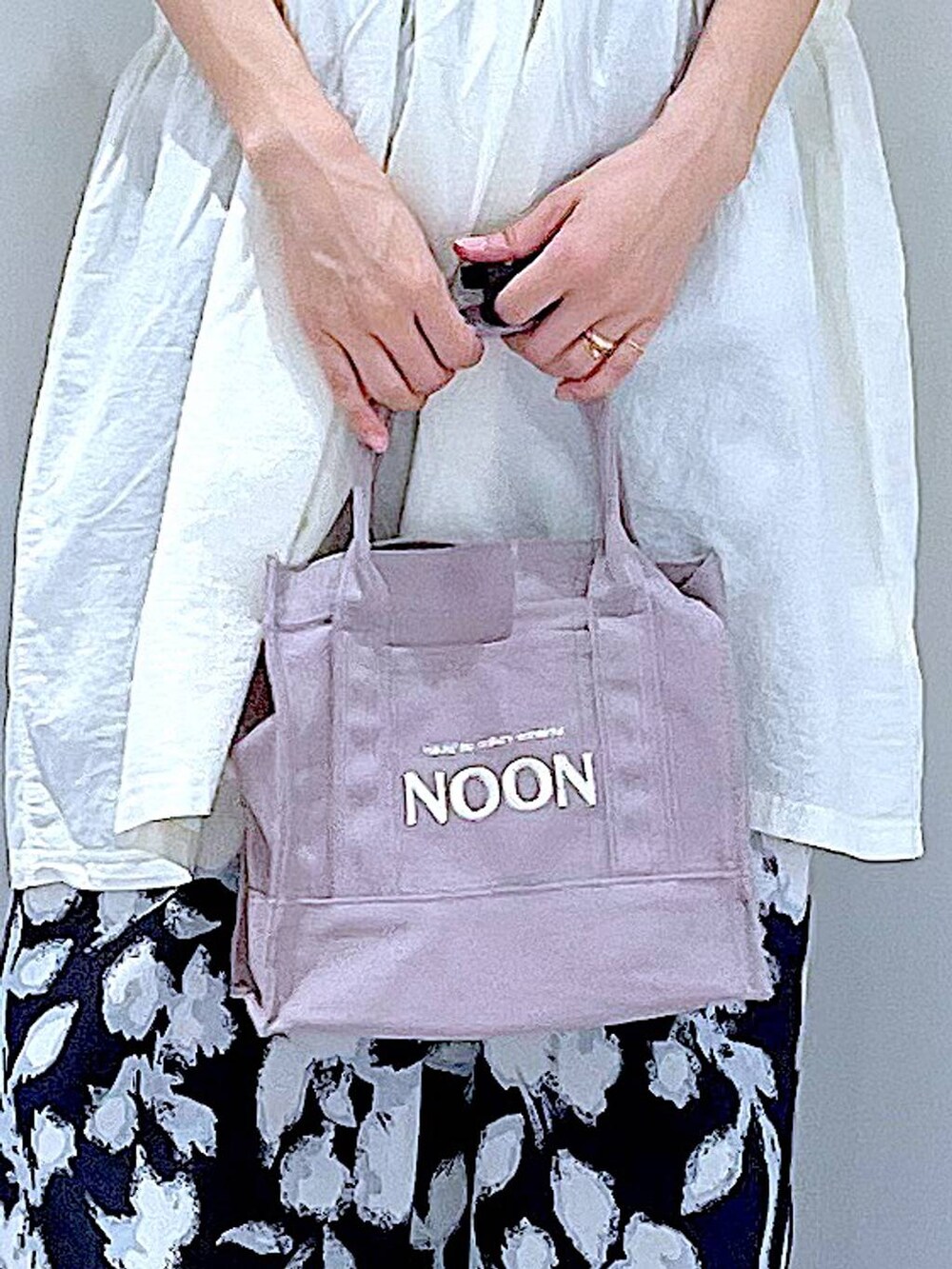 ホワイト系のサンダル、ブラック系のその他パンツ、グレー系のトートバッグを着用したレディースの夏コーディネートの9枚目の写真