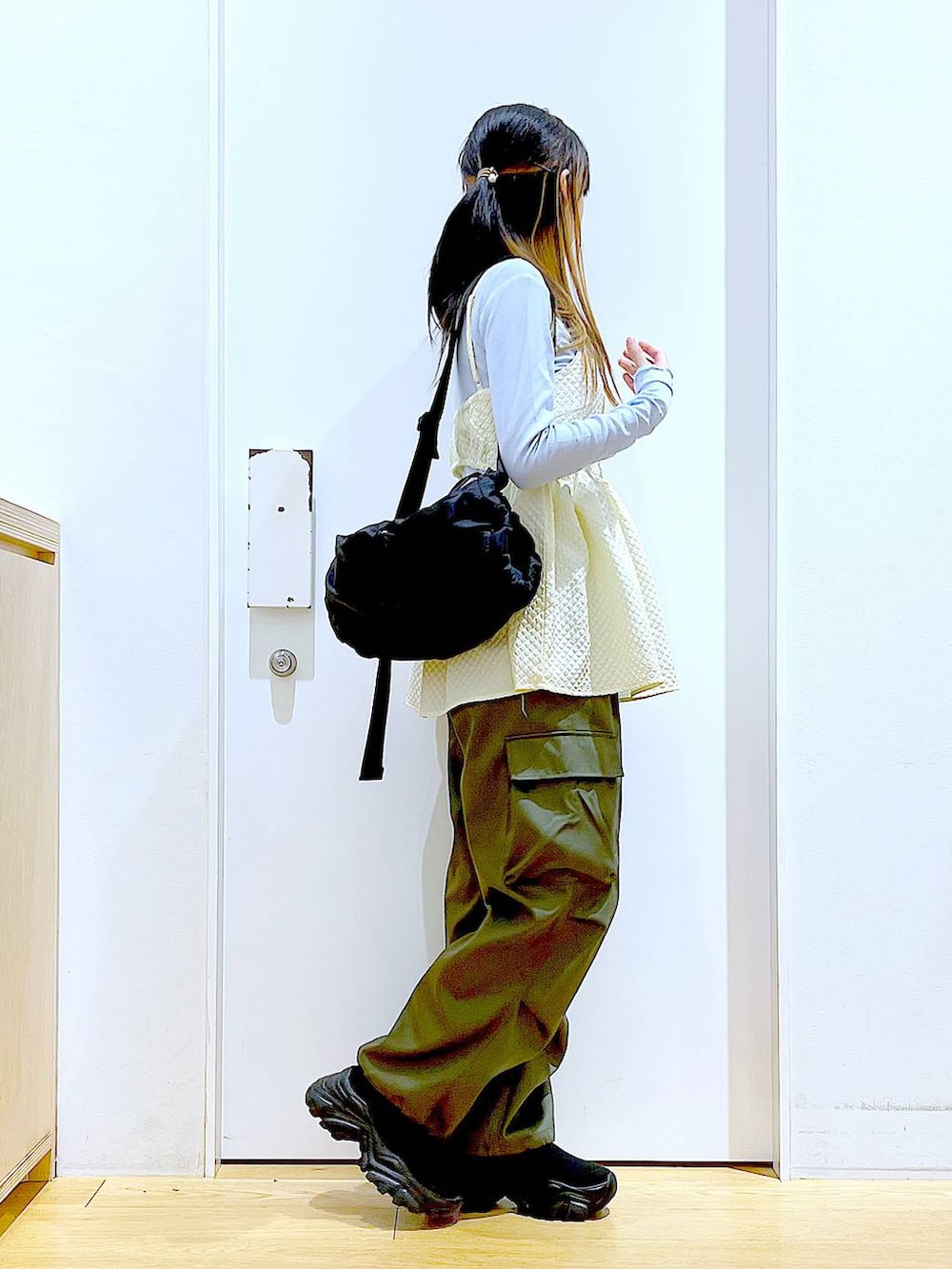 ブルー系のTシャツ/カットソー、グリーン系のカーゴパンツ、ブラック系のスニーカーを着用したレディースの春コーディネートの4枚目の写真