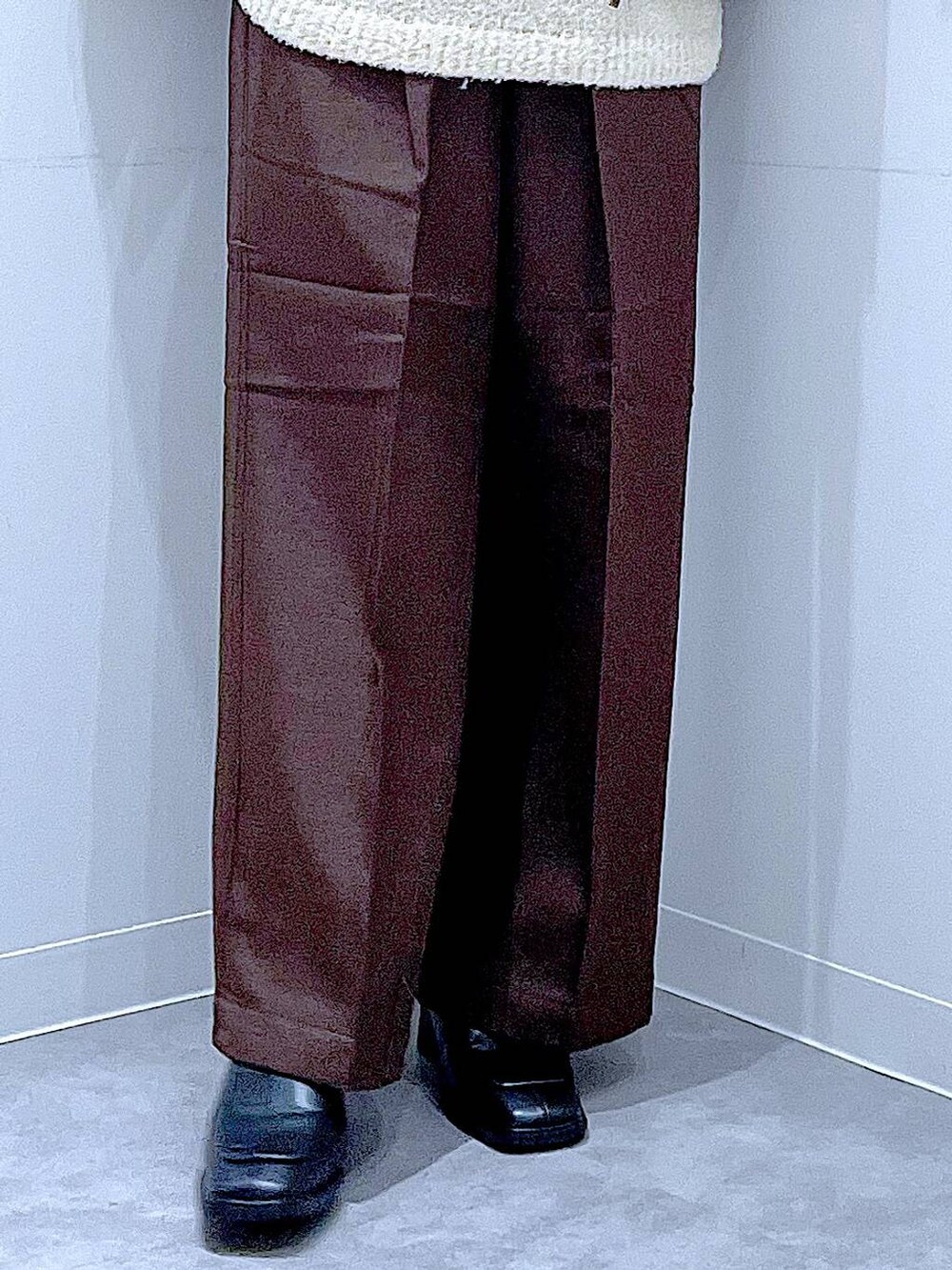 レッド系のブルゾン、ホワイト系のニット/セーター、ブラック系のブーツを着用したレディースの秋コーディネートの8枚目の写真