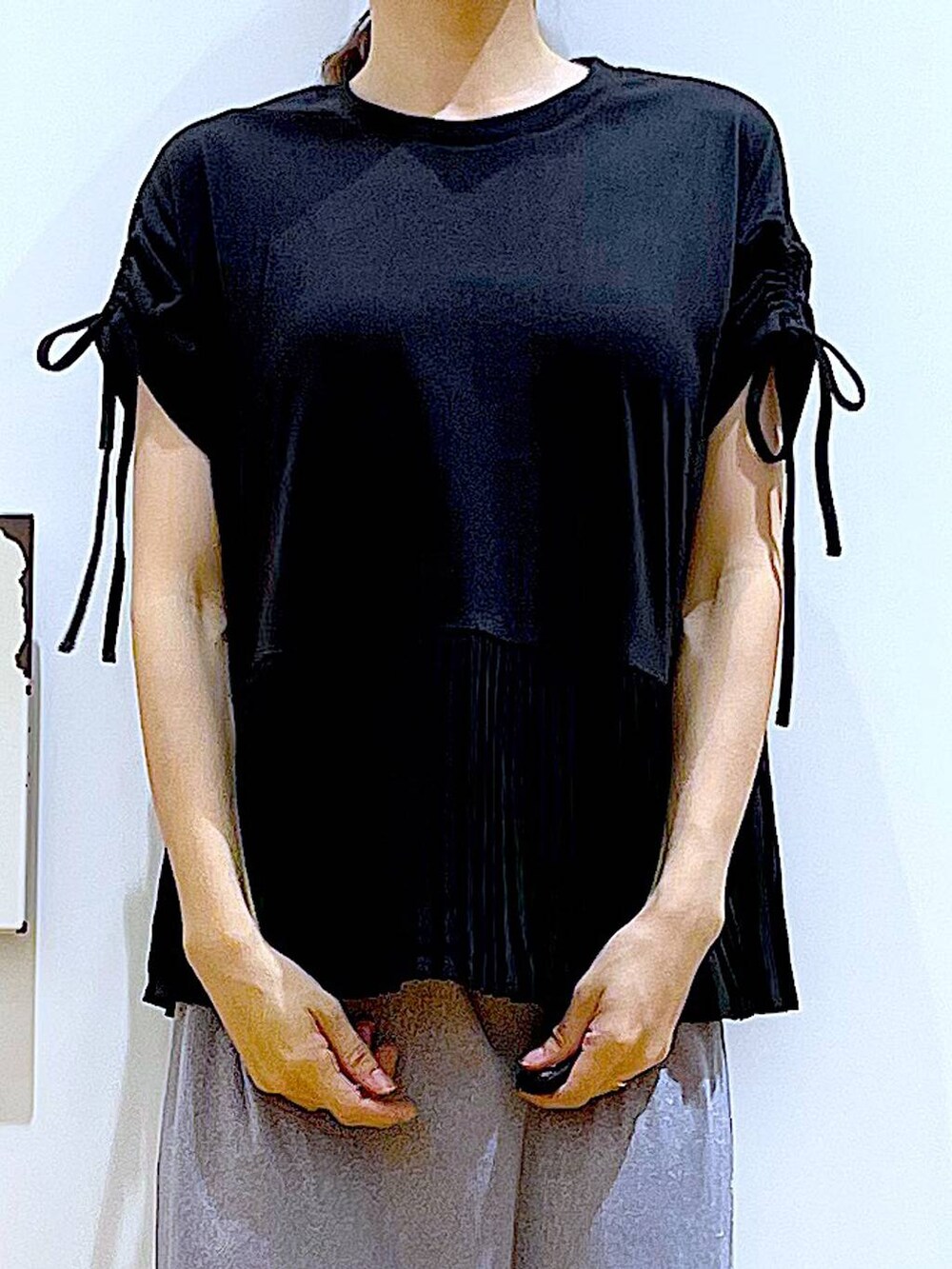 パープル系のスカート、ブラック系のショルダーバッグ、ブラック系のサンダルを着用したレディースの夏コーディネートの7枚目の写真