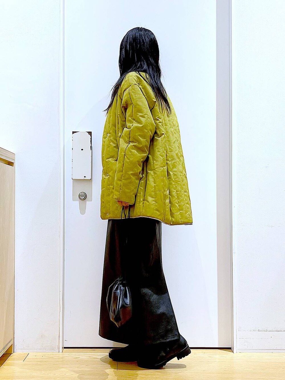 ブラック系のブーツ、ブラック系のショルダーバッグ、ブラック系のニット/セーターを着用したレディースの冬コーディネートの3枚目の写真