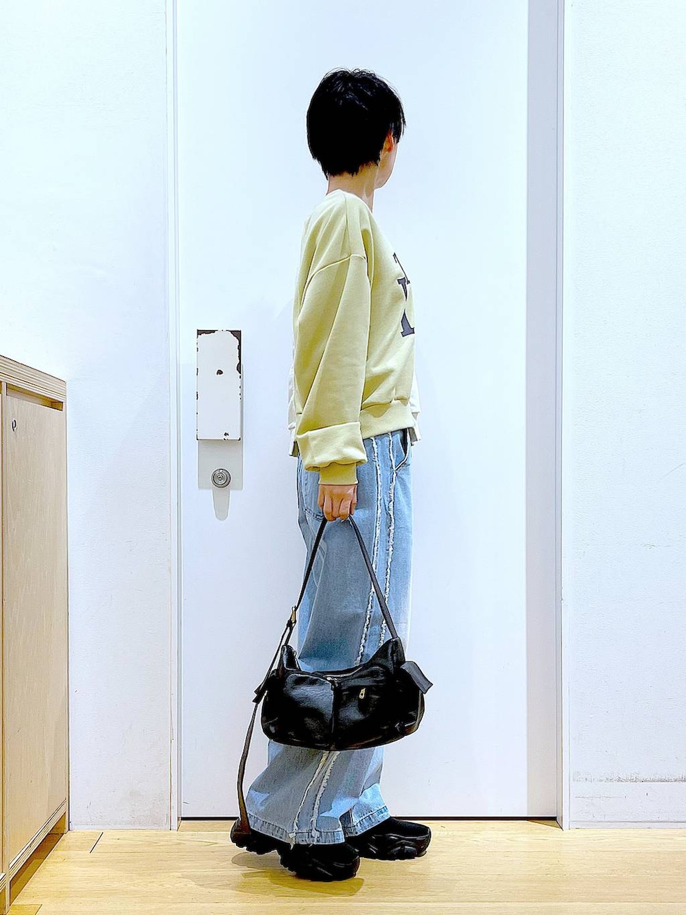 「リラックス、若見え、ゆったり、休日コーデ、骨格ウェーブ、LAKOLE、スウェット、カジュアルコーデ、春コーデ、シンプルコーデ、デニムパンツ、ショルダーバッグ、ブーツ、カジュアル」｜「LAKOLEのニットスニーカーソールブーツ / 140064（ブーツ、ブラック系）」を使った、あおき@LAKOLE海老名さん（レディース・156cm）の冬コーディネートの4枚目の写真