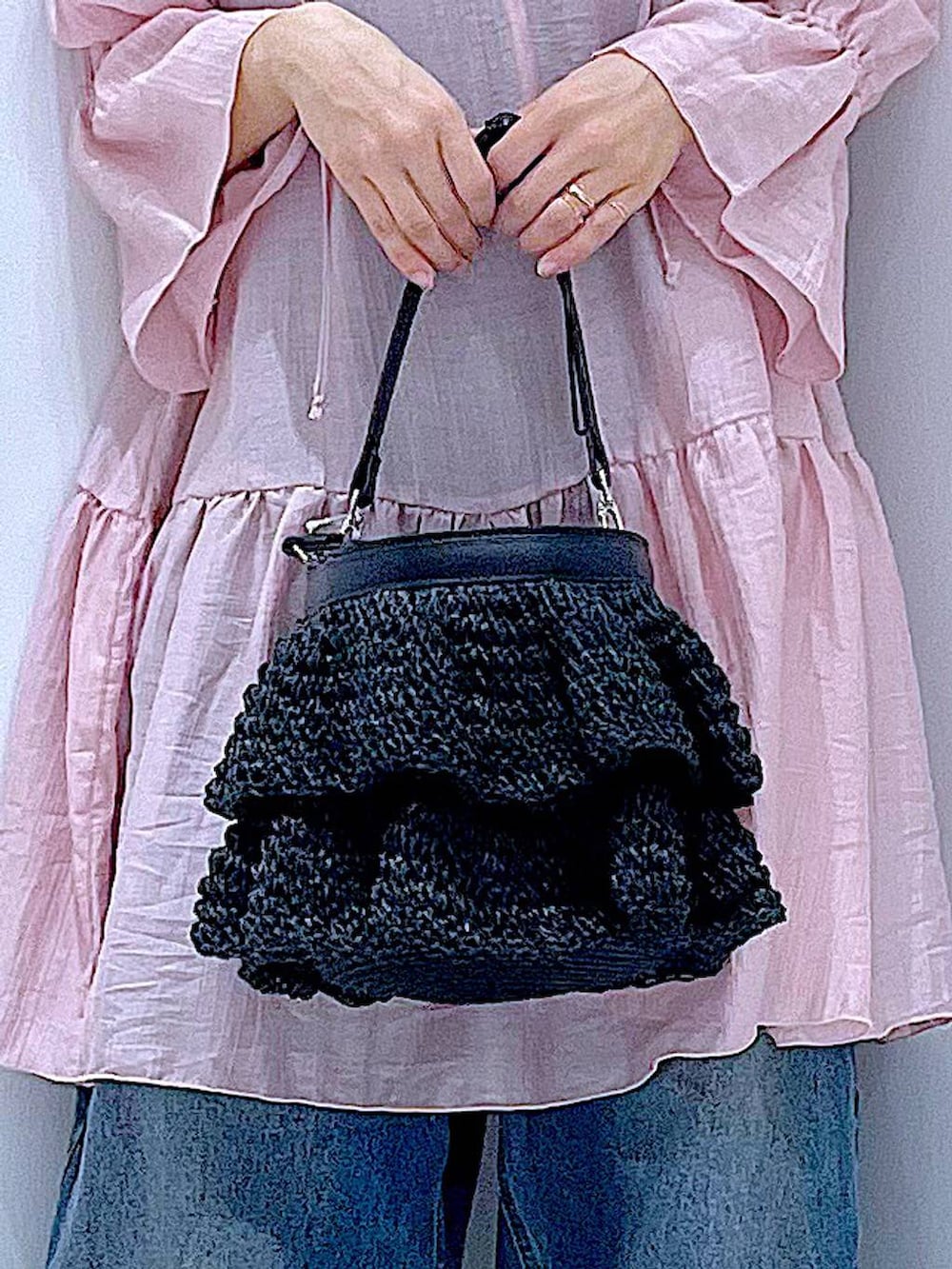 ブルー系のデニムパンツ、ブラック系のスニーカー、ブラック系のショルダーバッグを着用したレディースの春コーディネートの9枚目の写真