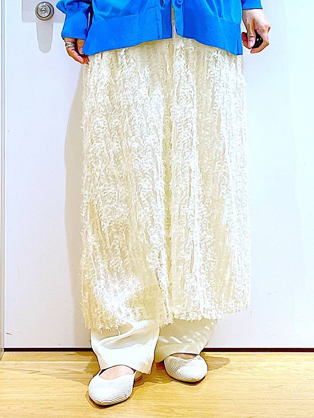 ホワイト系のその他パンツ、ブルー系のカーディガン/ボレロ、ホワイト系のパンプスを着用したレディースの春コーディネートの8枚目の写真