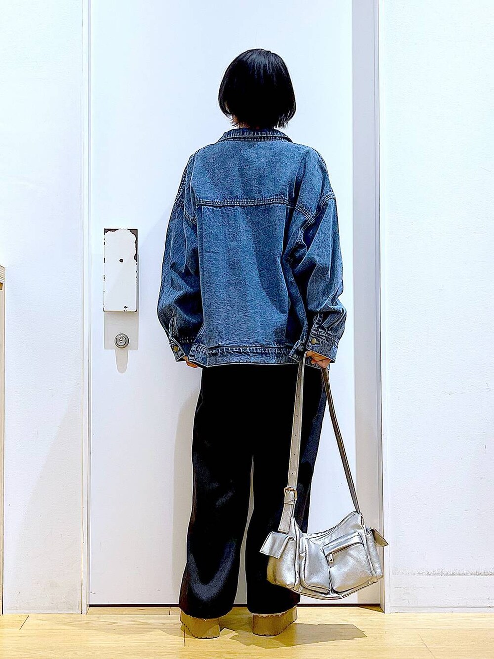 ベージュ系のスリッポン、ブルー系のデニムジャケット、ホワイト系のTシャツ/カットソーを着用したレディースの秋コーディネートの5枚目の写真