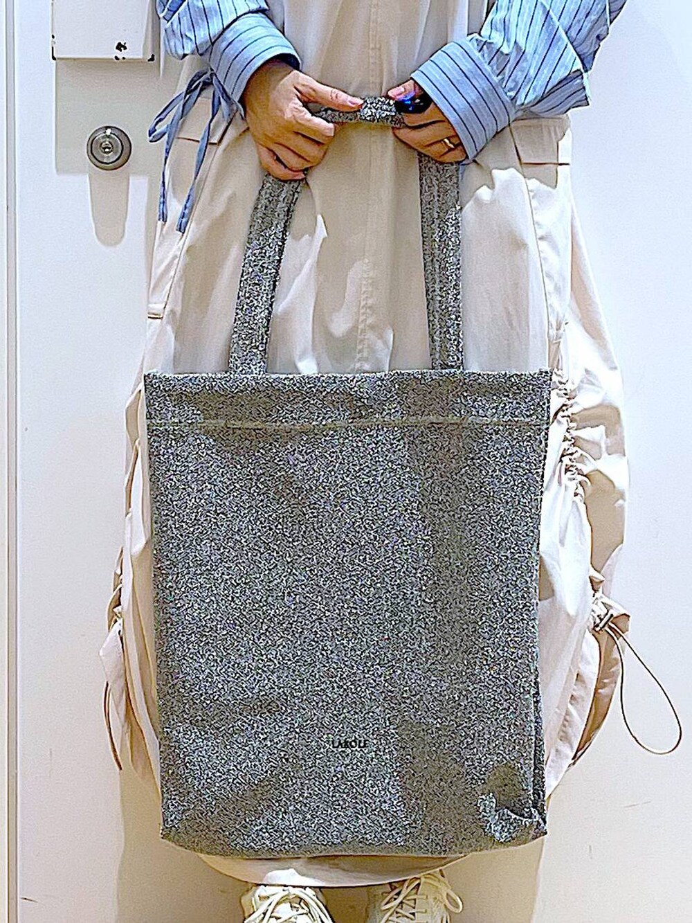 「若見え、ゆったり、休日コーデ、骨格ウェーブ、LAKOLE、キャミワンピース、ワンピース、春コーデ、シャツ、ストライプシャツ、カジュアル、春色、トートバッグ、スニーカー、楽ちんコーデ」｜「LAKOLEのラメニットトートバッグ / 111758（トートバッグ、その他）」を使った、あおき@LAKOLE海老名さん（レディース・156cm）の冬コーディネートの9枚目の写真