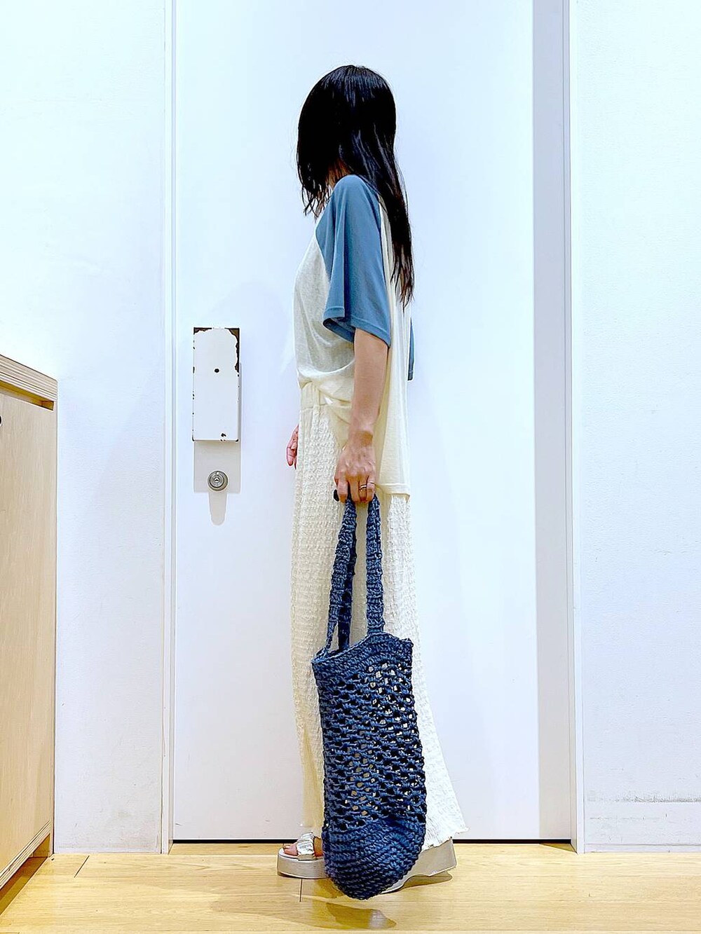 シルバー系のサンダル、ブルー系のトートバッグ、ベージュ系のスカートを着用したレディースの夏コーディネートの3枚目の写真