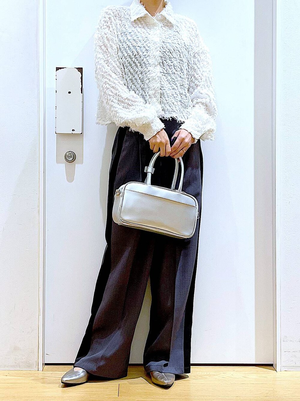 シルバー系のショルダーバッグ、グレー系のその他パンツ、その他のパンプスを着用したレディースの春コーディネートの6枚目の写真