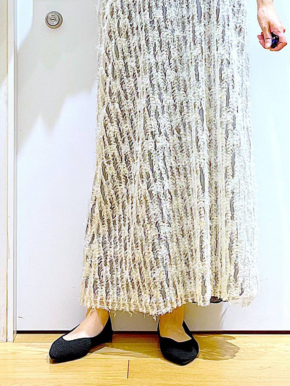 ベージュ系のワンピース、ブラック系のパンプス、ブルー系のトートバッグを着用したレディースの夏コーディネートの8枚目の写真