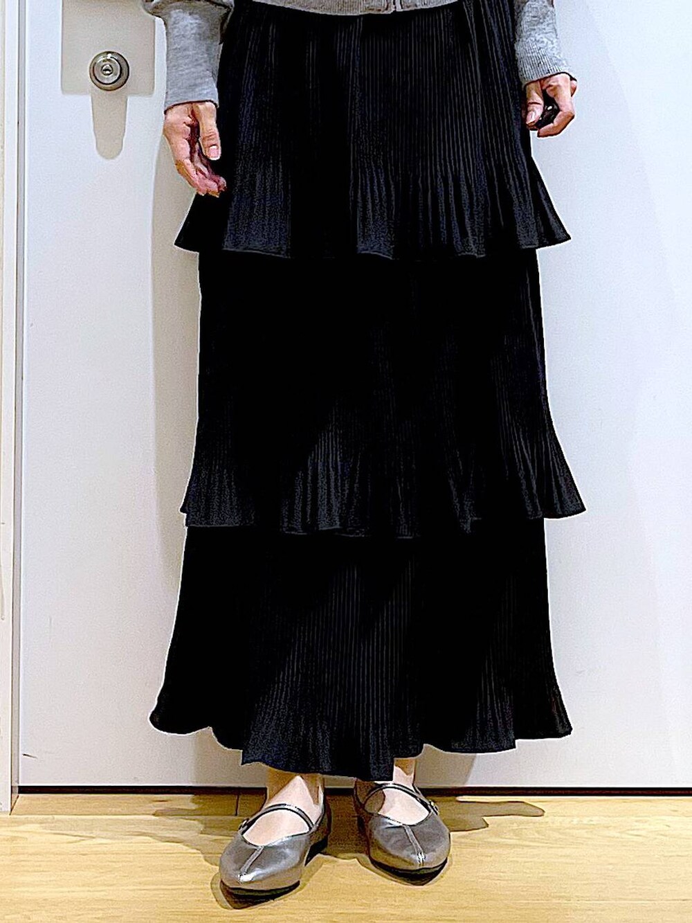 ブラック系のカーディガン/ボレロ、ブラック系のスカート、イエロー系のショルダーバッグを着用したレディースの春コーディネートの8枚目の写真