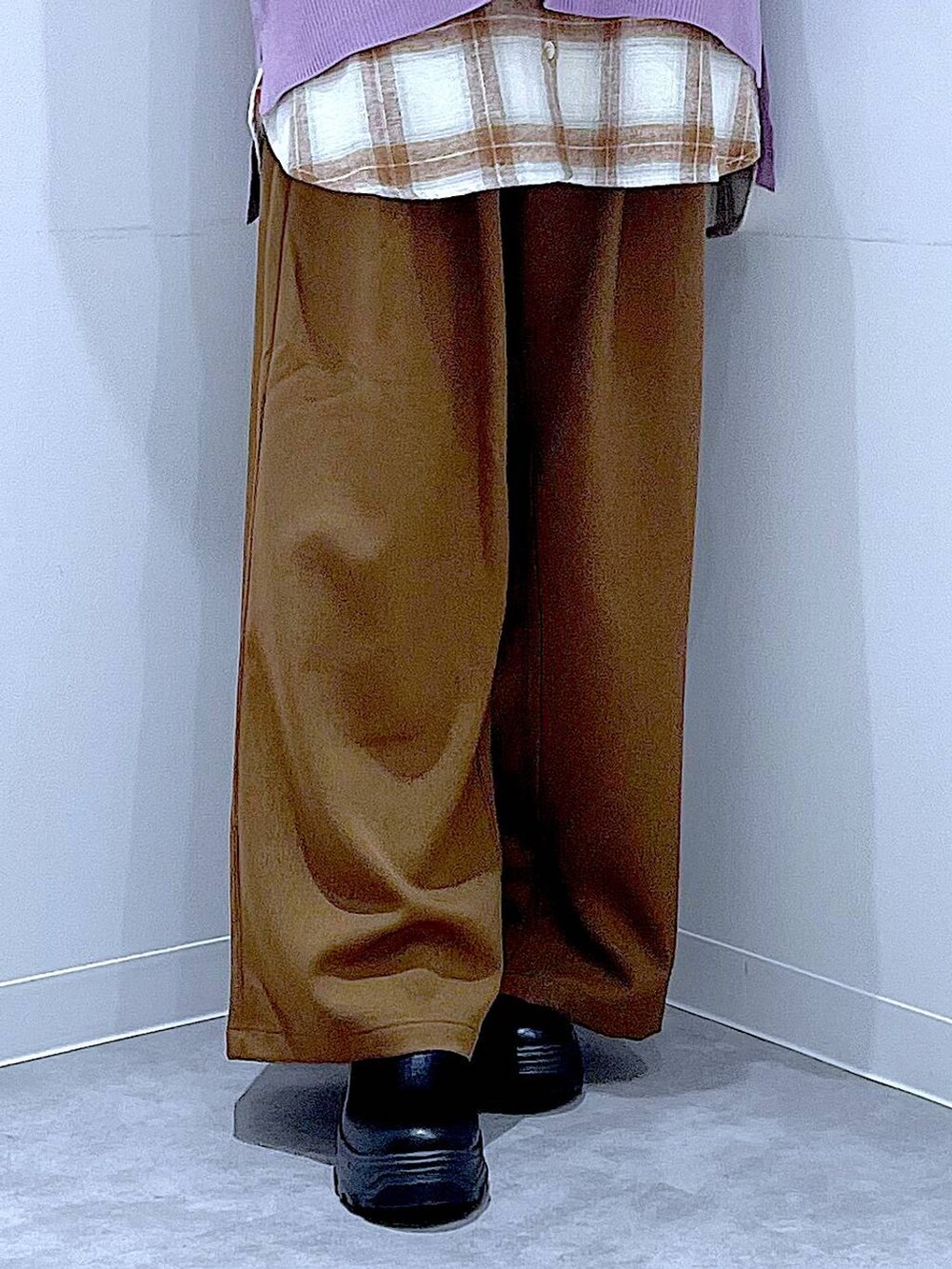 ブラック系のブーツ、パープル系のニット/セーター、ベージュ系のシャツ/ブラウスを着用したレディースの冬コーディネートの8枚目の写真