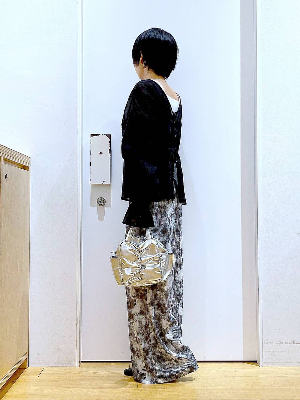 ブラック系のパンプス、その他のショルダーバッグ、ブラック系のシャツ/ブラウスを着用したレディースの夏コーディネートの3枚目の写真