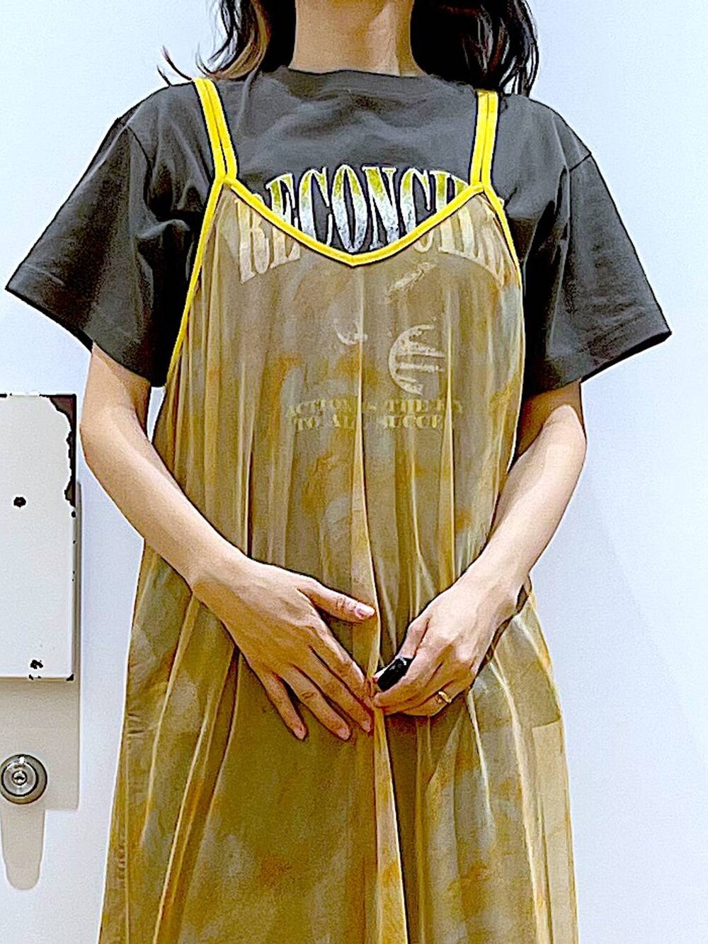 グレー系のその他パンツ、ホワイト系のショルダーバッグ、オレンジ系のワンピースを着用したレディースの夏コーディネートの7枚目の写真