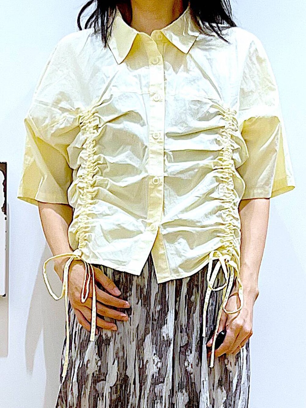 シルバー系のショルダーバッグ、ホワイト系のサンダル、グレー系のその他パンツを着用したレディースの春コーディネートの7枚目の写真