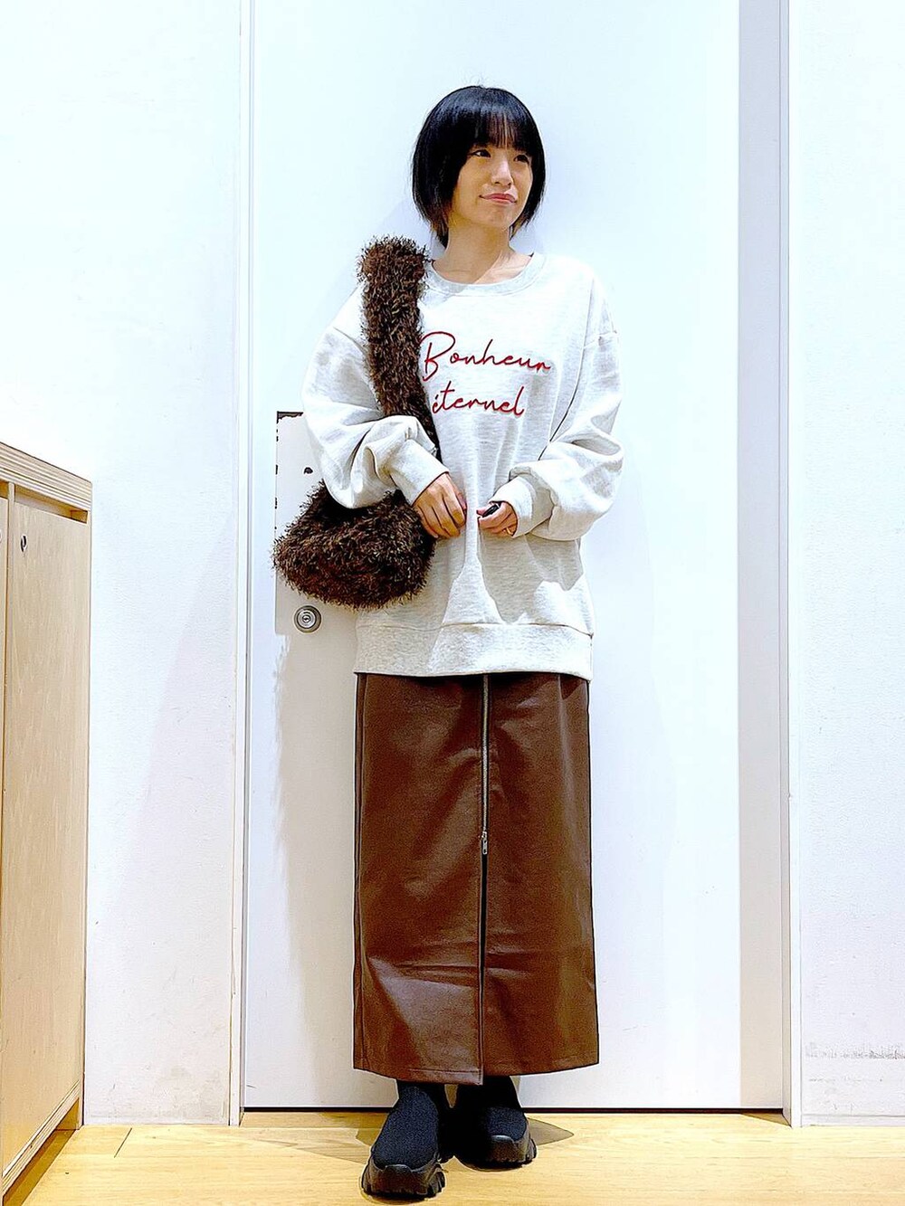 「リラックス、若見え、ゆったり、休日コーデ、骨格ウェーブ、LAKOLE、スウェット、カジュアル、冬コーデ、スカート、楽ちんコーデ、シンプルコーデ、ワンマイル、ショルダーバッグ、ブーツ」｜「LAKOLEのFLフロントジップナロースカート / 128642（スカート、ブラウン系）」を使った、あおき@LAKOLE海老名さん（レディース・156cm）の冬コーディネートの2枚目の写真