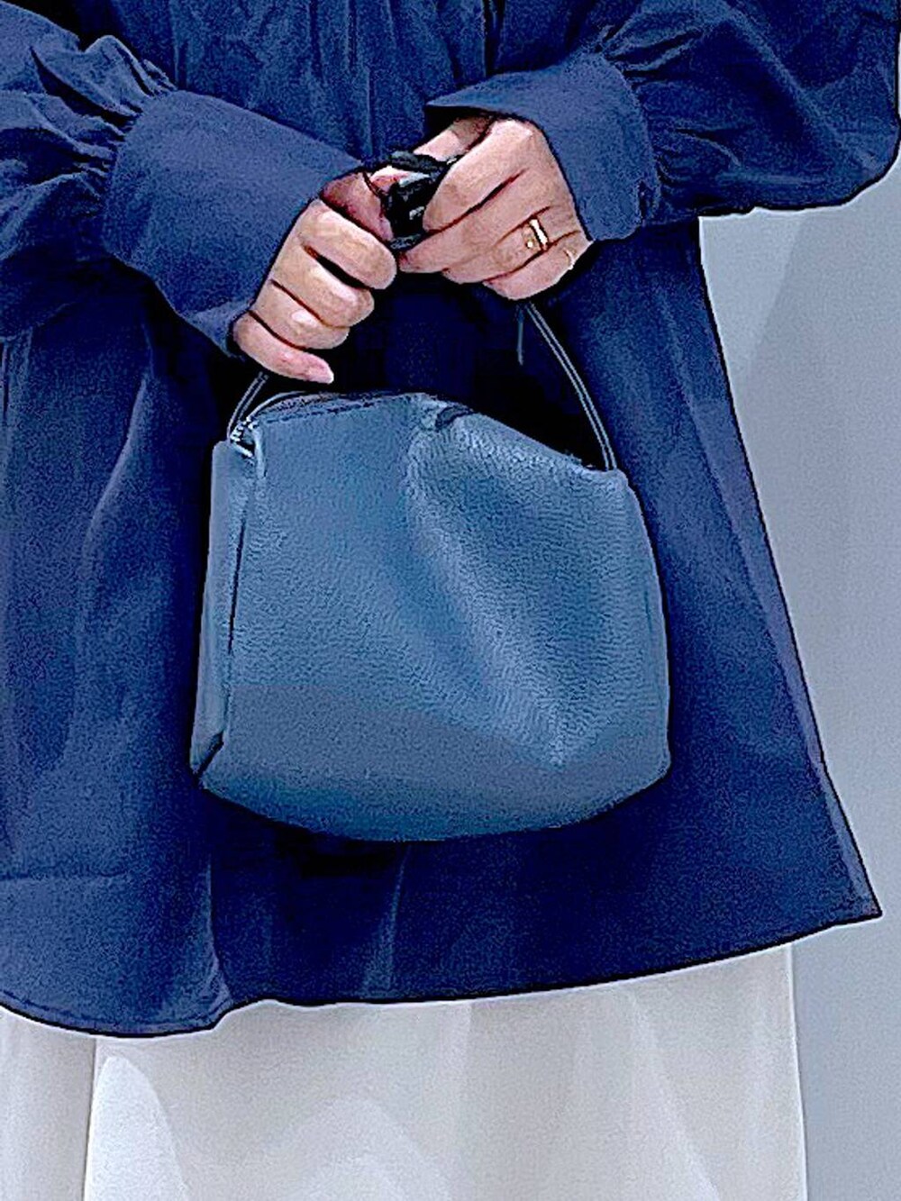 ベージュ系のスカート、ブラック系のローファー、ブルー系のショルダーバッグを着用したレディースの秋コーディネートの9枚目の写真