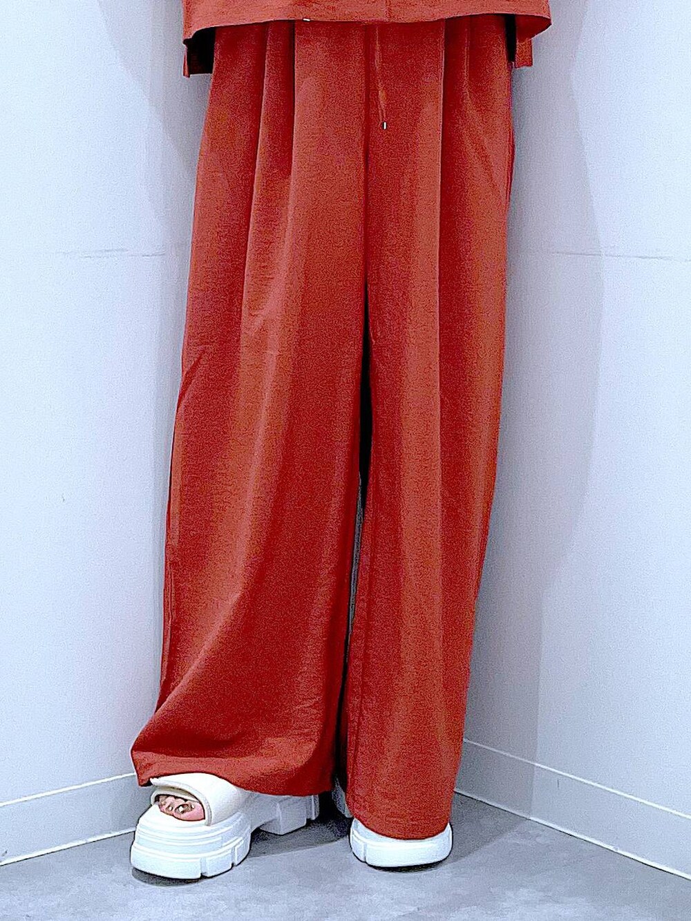ホワイト系のサンダル、レッド系のその他パンツ、レッド系のシャツ/ブラウスを着用したレディースの夏コーディネートの8枚目の写真