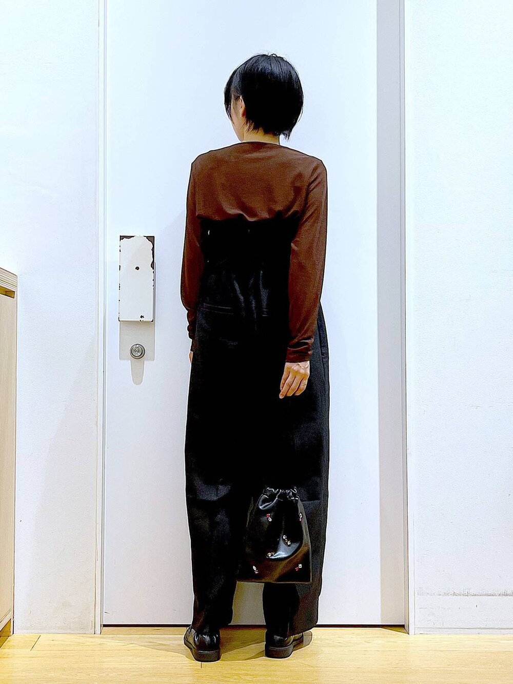 「リラックス、若見え、ゆったり、休日コーデ、骨格ウェーブ、LAKOLE、サロペット、きれいめカジュアル、秋コーデ、シンプルコーデ、ローファー、ショルダーバッグ、おでかけ」｜「LAKOLEのビジュー巾着ショルダーバッグ / 132248（ショルダーバッグ、ブラック系）」を使った、あおき@LAKOLE海老名さん（レディース・156cm）の秋コーディネートの5枚目の写真