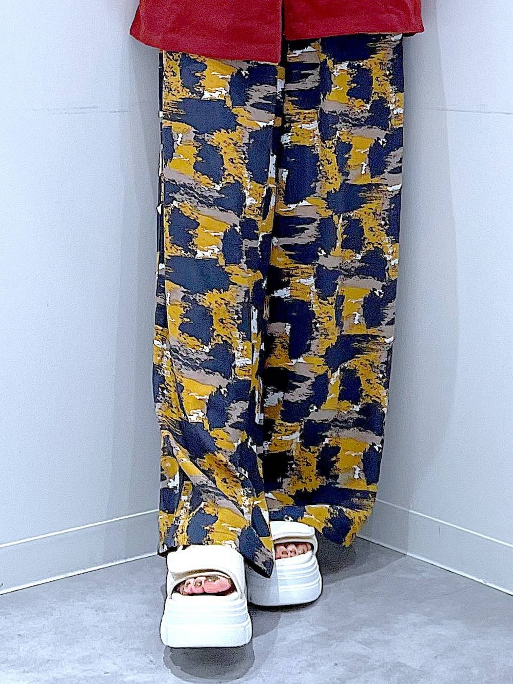 グレー系のTシャツ/カットソー、グレー系のその他パンツ、ブラウン系のテーラードジャケットを着用したレディースの夏コーディネートの8枚目の写真