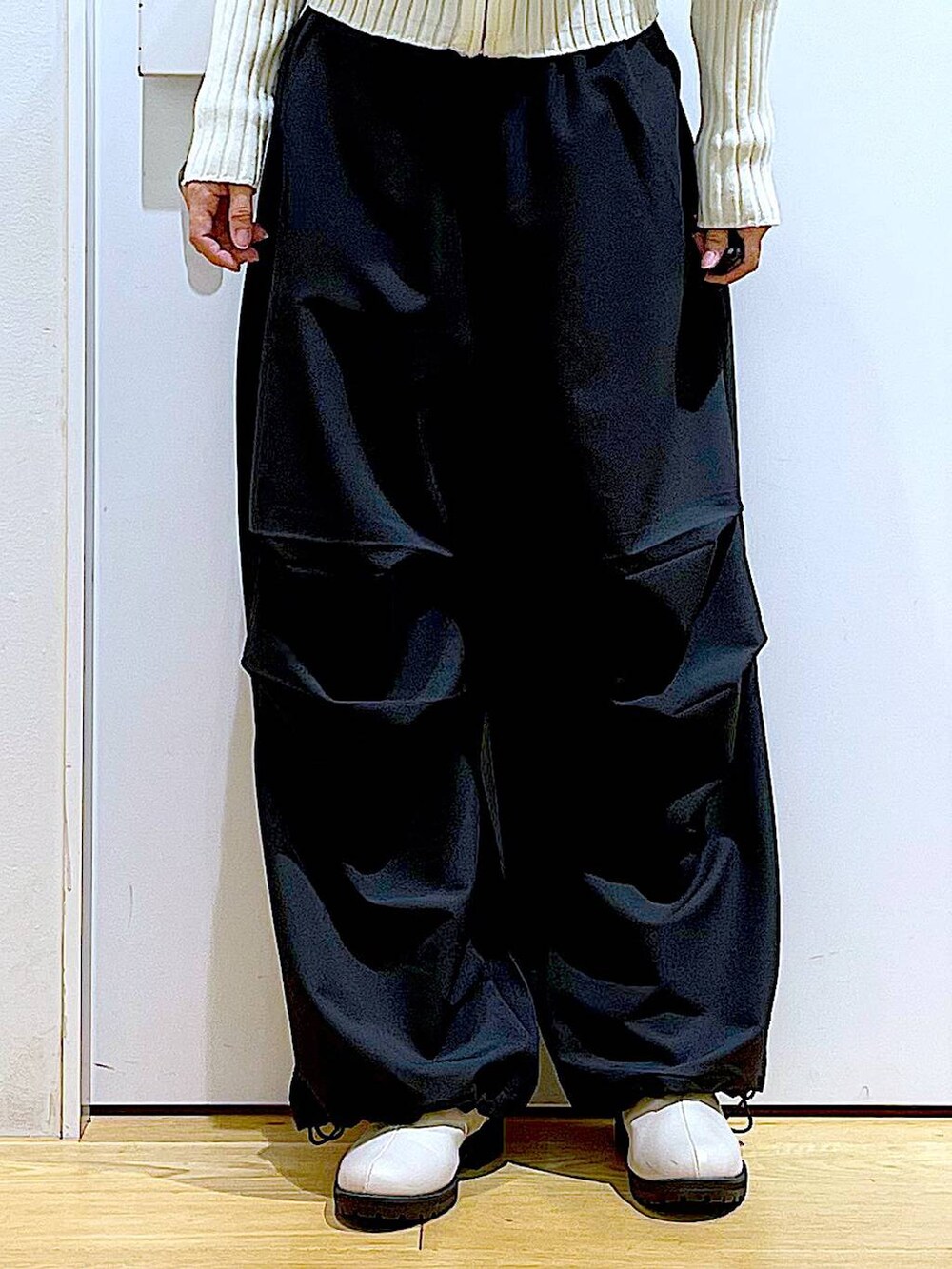 ブラック系のその他パンツ、ベージュ系のカーディガン/ボレロ、ベージュ系のブーツを着用したレディースの春コーディネートの8枚目の写真