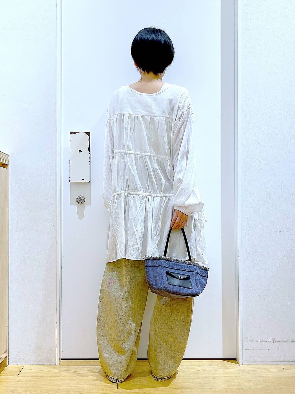 「リラックス、若見え、ゆったり、休日コーデ、骨格ウェーブ、LAKOLE、体型カバー、春コーデ、シンプルコーデ、デニムパンツ、カジュアルコーデ、パンプス、フラットシューズ、ショルダーバッグ、おでかけ」｜「LAKOLEのオーバーダイカーブデニム / 147147（デニムパンツ、ベージュ系）」を使った、あおき@LAKOLE海老名さん（レディース・156cm）の春コーディネートの5枚目の写真