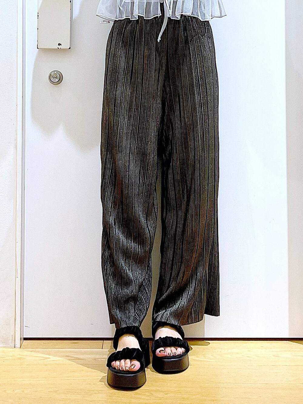 グリーン系のトートバッグ、シルバー系のキャミソール、ホワイト系のTシャツ/カットソーを着用したレディースの夏コーディネートの8枚目の写真