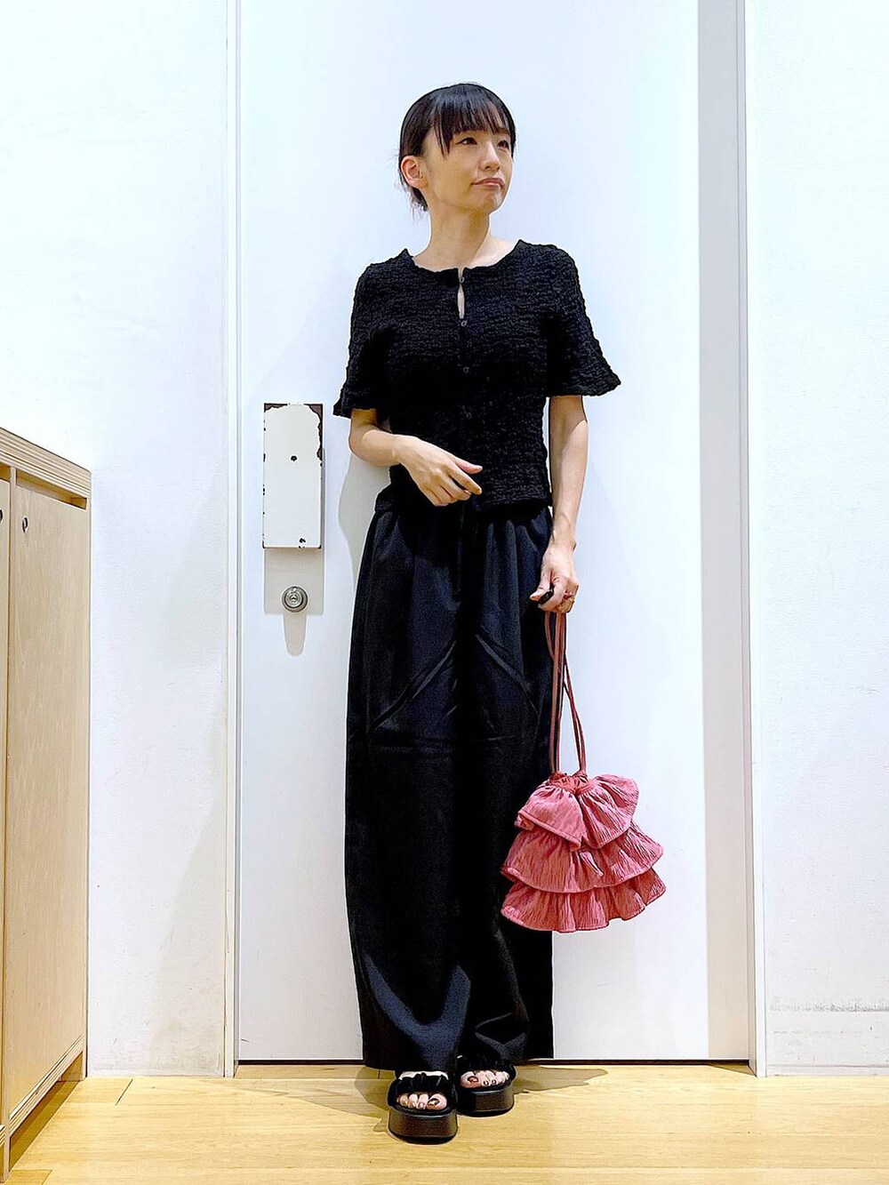 ブラック系のサンダル、ブラック系のその他パンツ、ブラック系のカーディガン/ボレロを着用したレディースの夏コーディネートの2枚目の写真