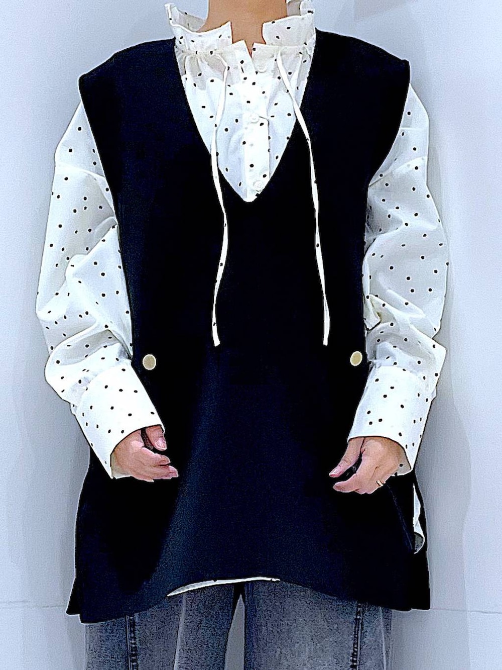 ブラック系のベスト、その他のその他トップス、ブラック系のデニムパンツを着用したレディースの春コーディネートの7枚目の写真