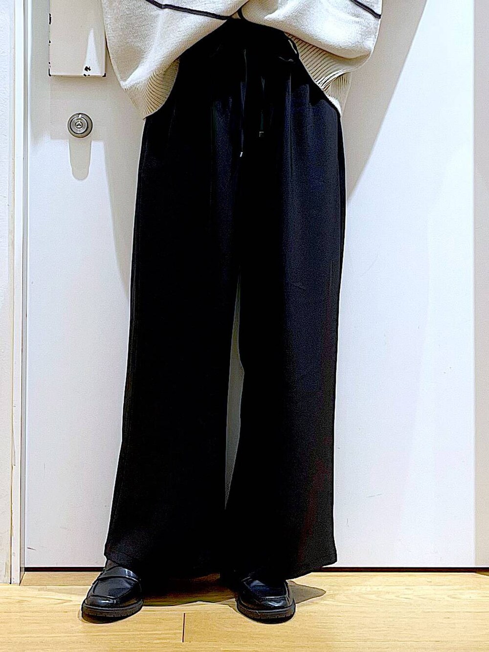 ブラック系のローファー、ホワイト系のショルダーバッグ、ブラック系のその他パンツを着用したレディースの冬コーディネートの8枚目の写真