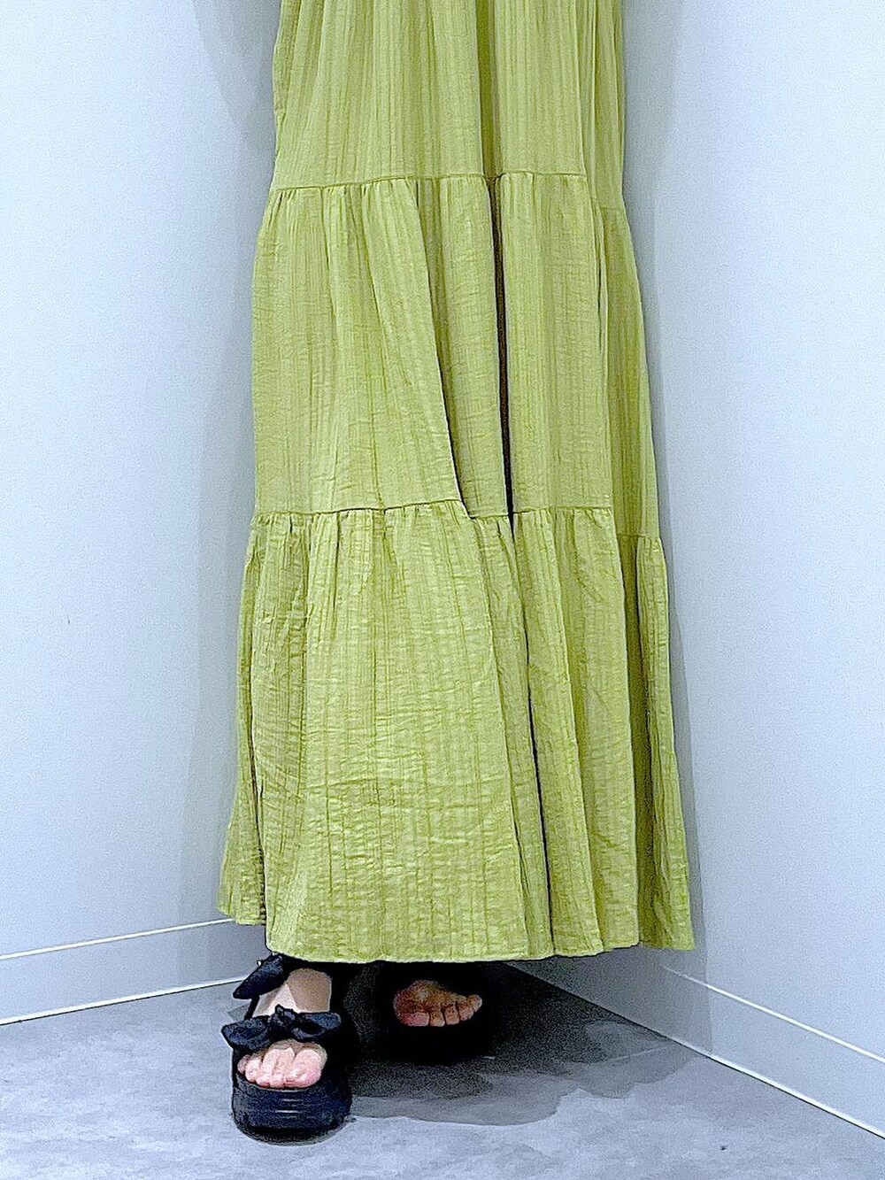 ブラック系のトートバッグ、ブラック系のサンダル、グリーン系のワンピースを着用したレディースの夏コーディネートの8枚目の写真