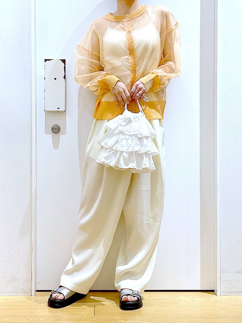 ホワイト系のショルダーバッグ、ホワイト系のその他パンツ、シルバー系のサンダルを着用したレディースの夏コーディネートの6枚目の写真