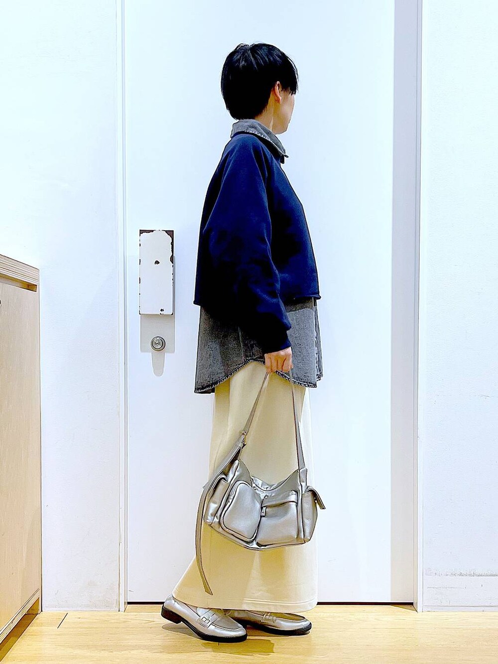 「リラックス、若見え、ゆったり、休日コーデ、骨格ウェーブ、LAKOLE、シャツ、スウェット、スカート、カジュアルコーデ、レイヤードスタイル、ローファー、ショルダーバッグ、春コーデ、おでかけ」｜「LAKOLEのギャザーコインローファー / 135004（ローファー、シルバー系）」を使った、あおき@LAKOLE海老名さん（レディース・156cm）の冬コーディネートの4枚目の写真