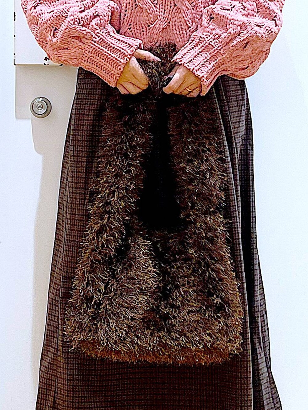 ブラック系のブーツ、ブラウン系のショルダーバッグ、ピンク系のニット/セーターを着用したレディースの冬コーディネートの9枚目の写真