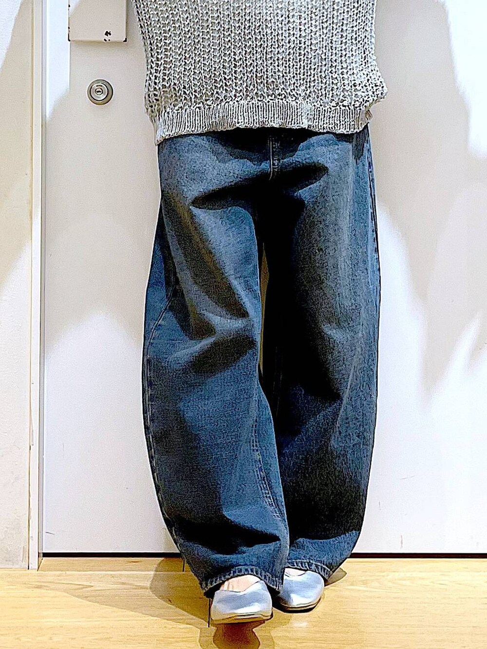 ブルー系のデニムパンツ、ホワイト系のトートバッグ、シルバー系のパンプスを着用したレディースの春コーディネートの8枚目の写真