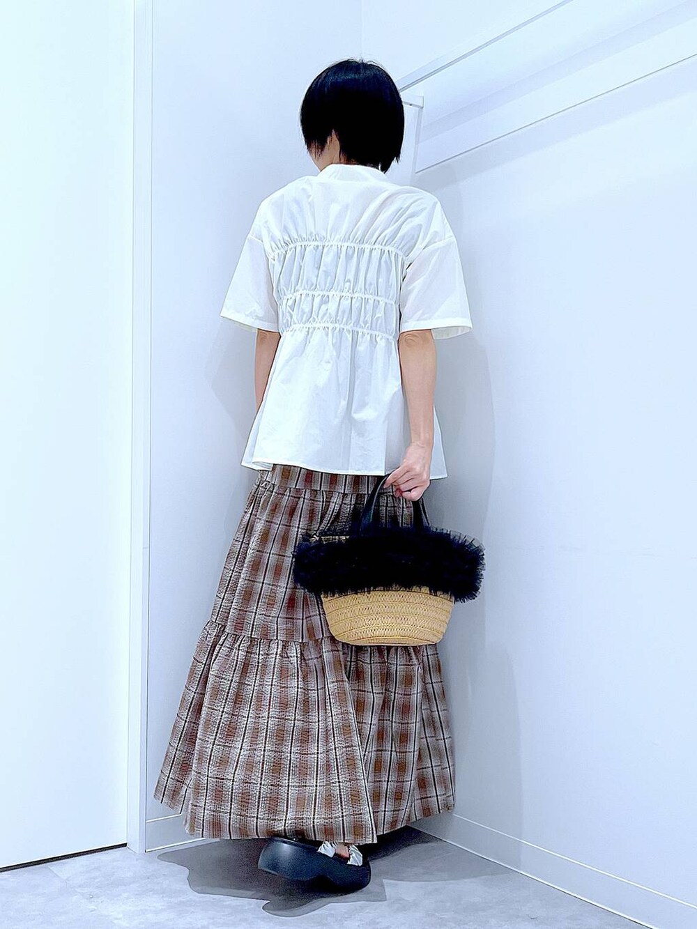 ベージュ系のショルダーバッグ、シルバー系のサンダル、ブラウン系のワンピースを着用したレディースの夏コーディネートの5枚目の写真