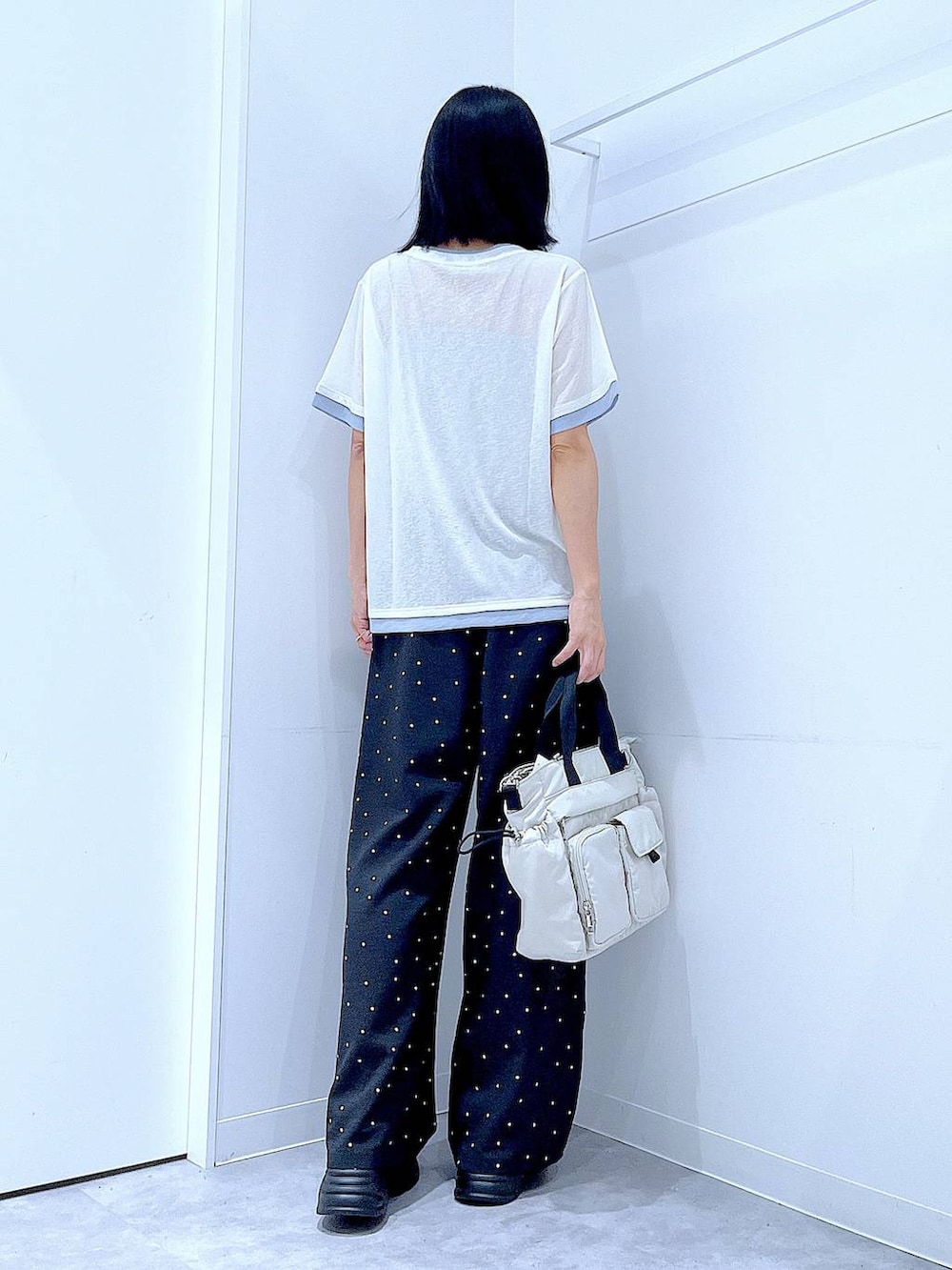 その他のその他パンツ、ホワイト系のトートバッグ、ホワイト系のTシャツ/カットソーを着用したレディースの夏コーディネートの5枚目の写真