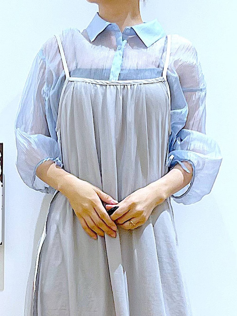 ブラック系のサンダル、ブラック系のショルダーバッグ、ブルー系のシャツ/ブラウスを着用したレディースの夏コーディネートの7枚目の写真