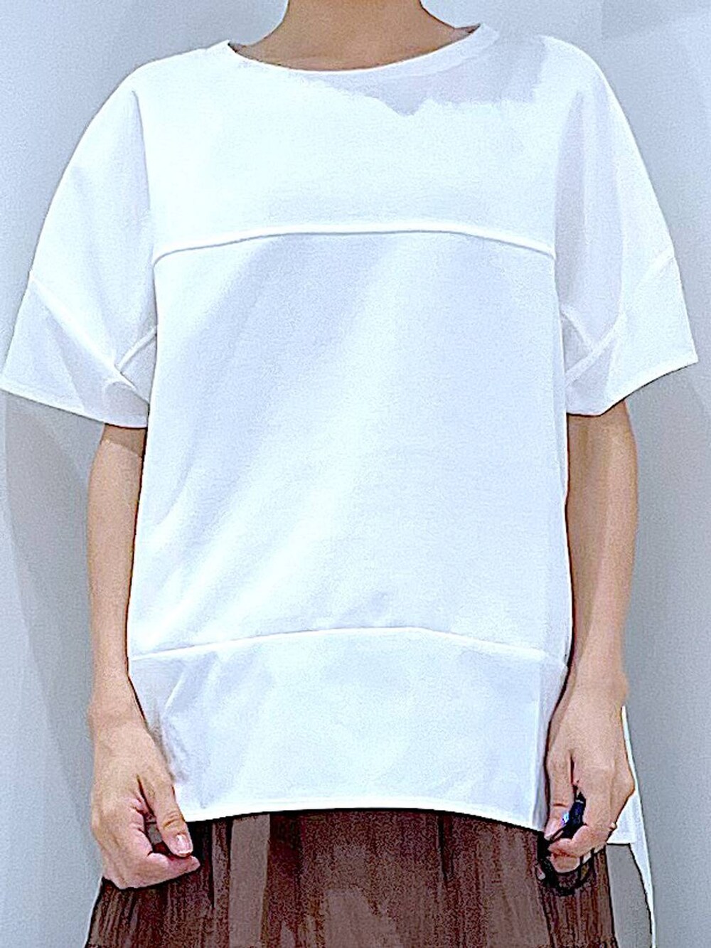 ホワイト系のサンダル、ホワイト系のTシャツ/カットソー、ブラウン系のスカートを着用したレディースの夏コーディネートの9枚目の写真