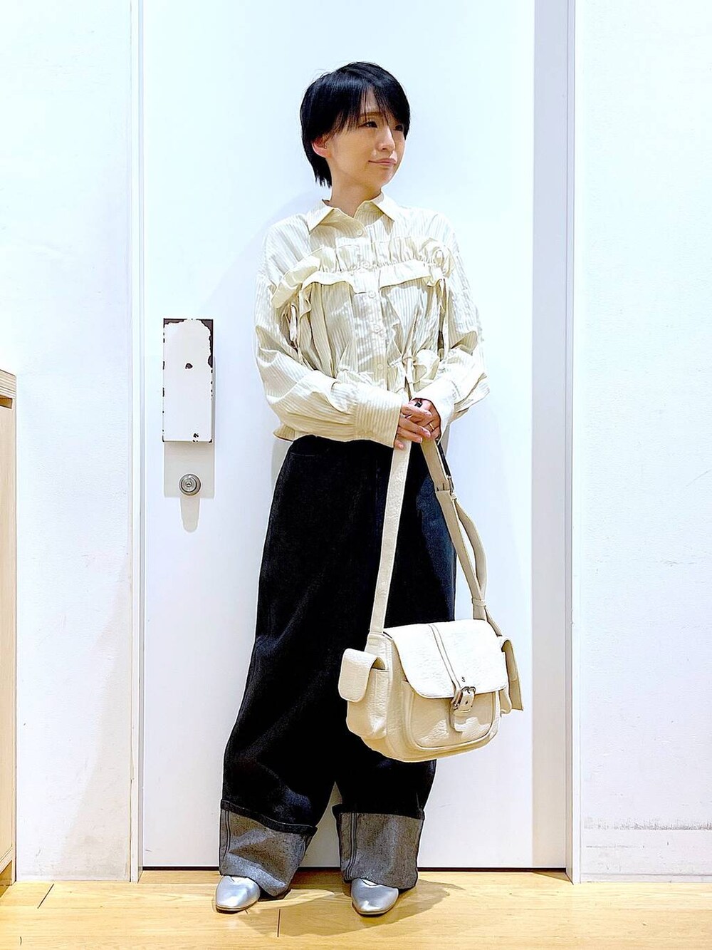 「リラックス、若見え、ゆったり、休日コーデ、骨格ウェーブ、LAKOLE、デニムパンツ、シャツ、ストライプシャツ、春コーデ、春色、フラットシューズ、パンプス、ショルダーバッグ、おでかけ」｜「LAKOLEの【卒入式／オケージョンにも】スクエアギャザーフラットパンプス / 286480（パンプス、シルバー系）」を使った、あおき@LAKOLE海老名さん（レディース・156cm）の冬コーディネートの2枚目の写真