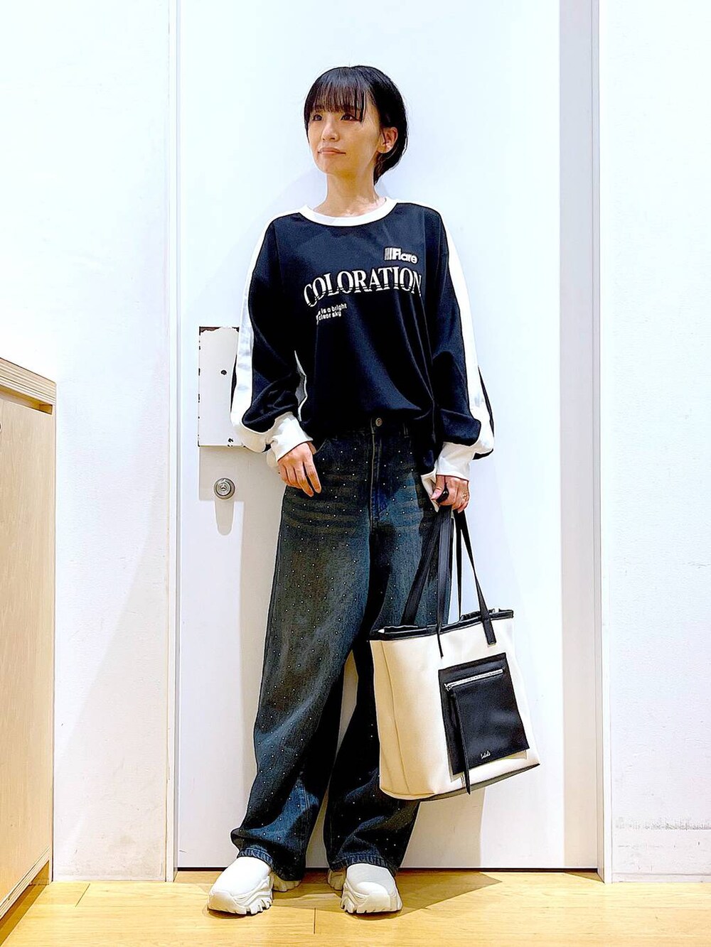 ベージュ系のブーツ、ホワイト系のトートバッグ、ブラック系のTシャツ/カットソーを着用したレディースの秋コーディネートの2枚目の写真