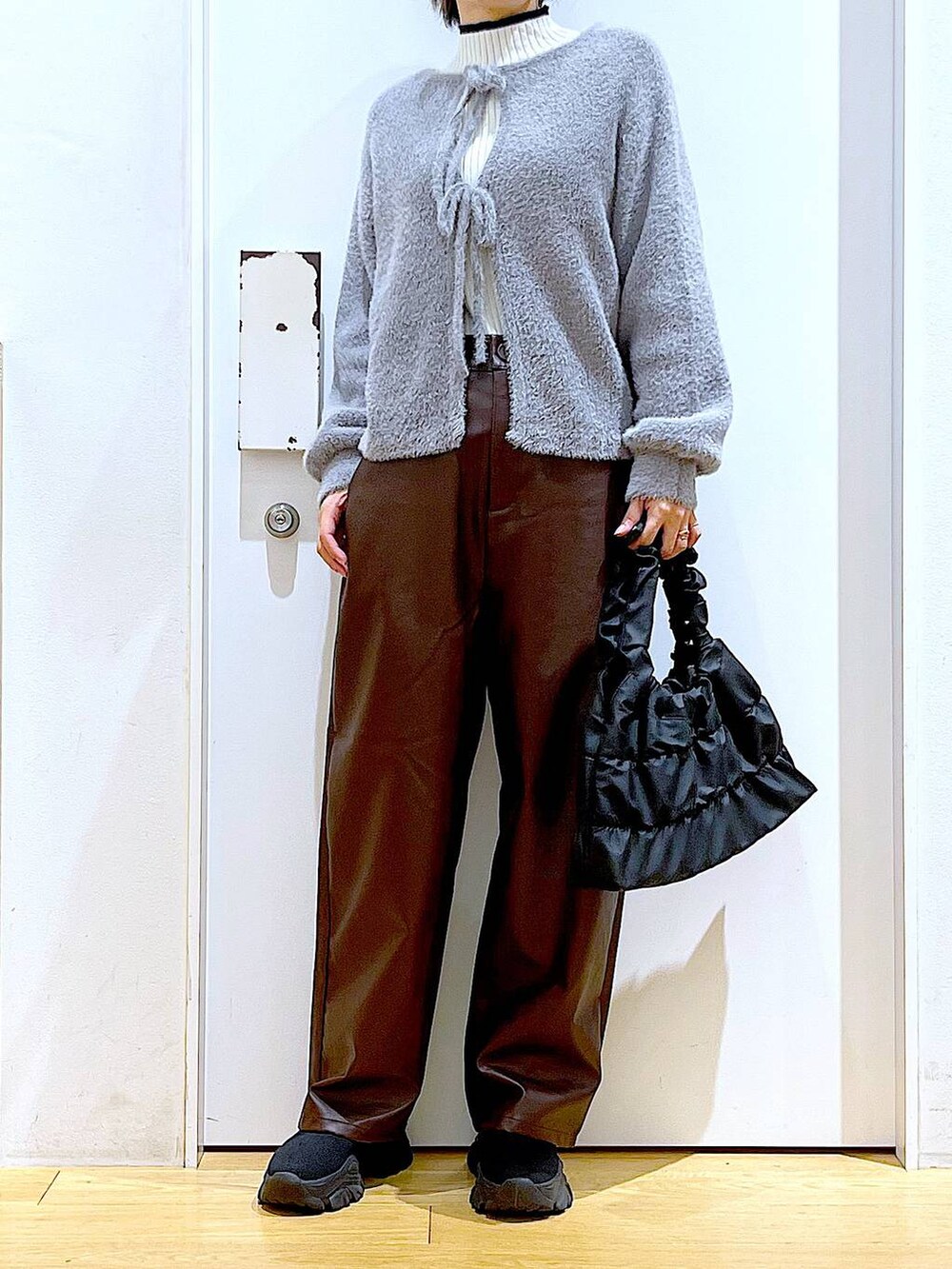 ベージュ系のニット/セーター、ブラック系のブーツ、ブラウン系のその他パンツを着用したレディースの秋コーディネートの6枚目の写真